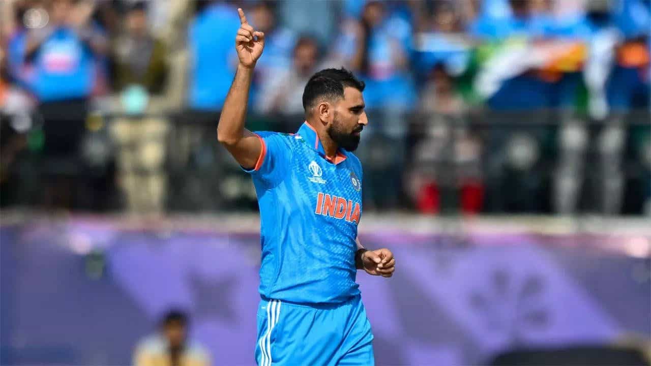 వన్డే ప్రపంచకప్లో భారత్ తరపున అత్యధిక వికెట్లు తీసిన బౌలర్గా అనిల్ కుంబ్లేను అధిగమించాడు. తొమ్మిదో ఓవర్ తొలి బంతికి విల్ యంగ్ వికెట్ తీసిన షమీ.