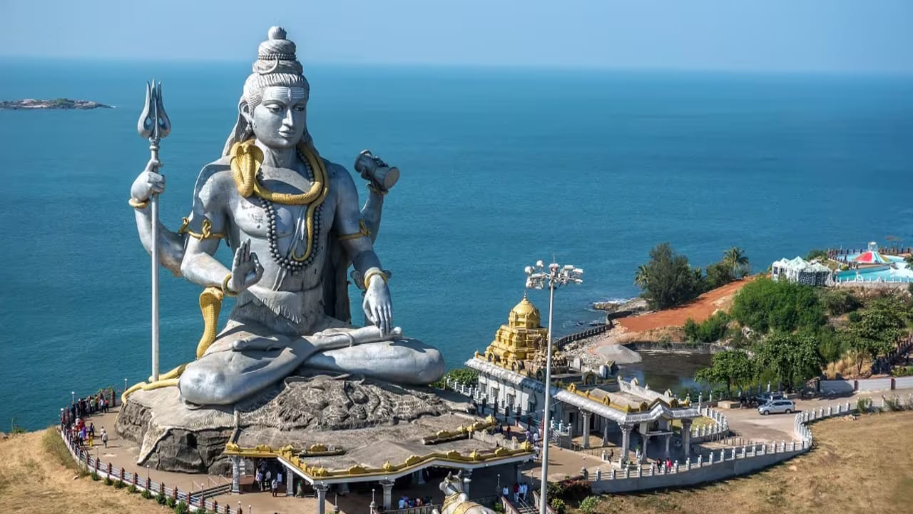 గోకర్ణం: కర్ణాటకలోని ఈ చిన్న ప్రదేశంలో విదేశీయులు ఎక్కువగా పర్యటించడానికి ఆసక్తిని చూపిస్తారు. మీ సెలవులను గడపడానికి అవకాశం ఉంటే తప్పకుండా గోకర్ణాన్ని సందర్శించండి. ఇప్పుడు గోవాతో పాటు చాలా మంది కూడా గోకర్ణాన్ని సందర్శించడానికి ఆసక్తిని చూపిస్తారు. ఇక్కడ శివాలయం చాలా ఫేమస్.