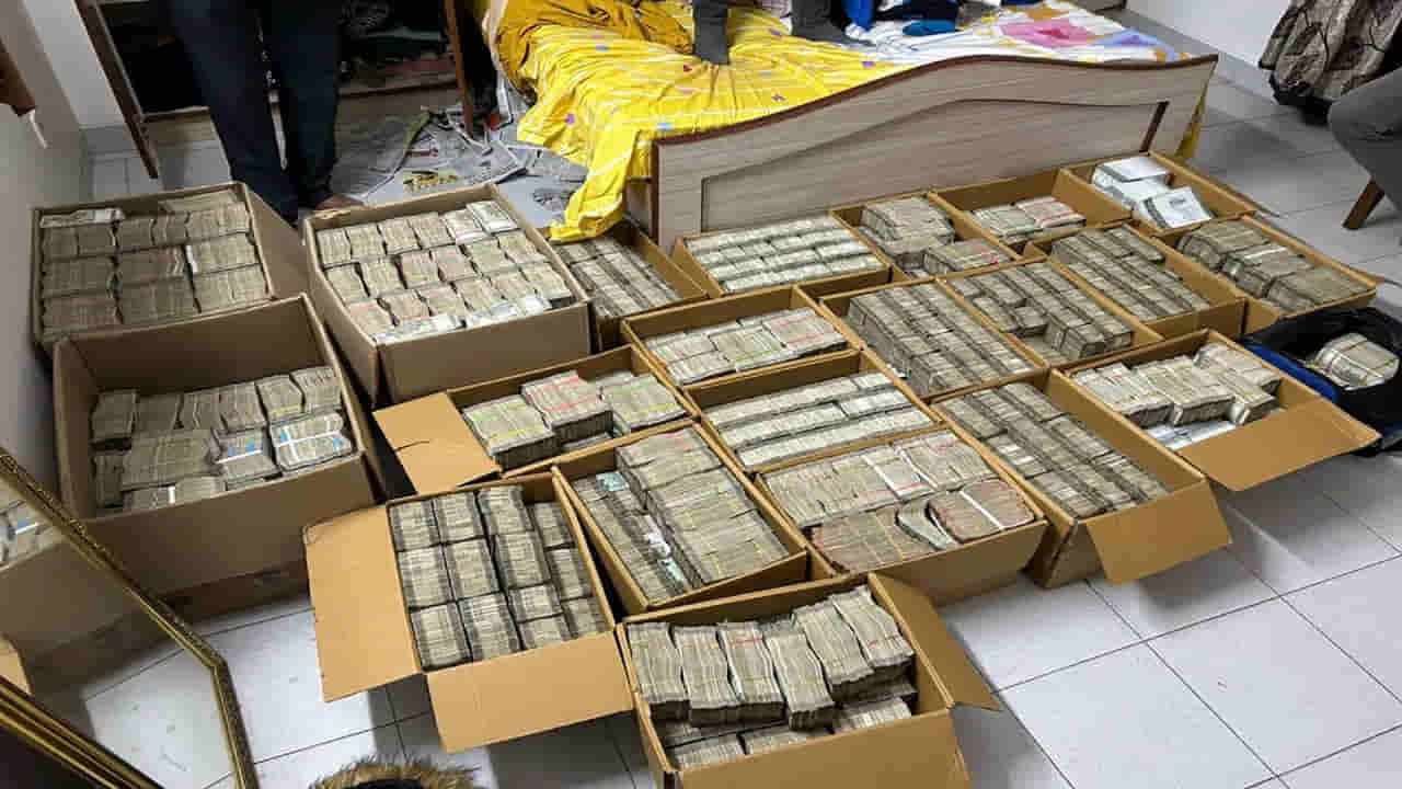 IT Raids: మాజీ కార్పొరేటర్ బంధువు ఇంట్లో ఐటీ సోదాలు.. అర్థరాత్రి 40 కోట్లకు పైగా నగదు లభ్యం