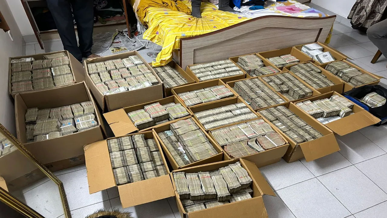 IT Raids: మాజీ కార్పొరేటర్ బంధువు ఇంట్లో ఐటీ సోదాలు.. అర్థరాత్రి 40 కోట్లకు పైగా నగదు లభ్యం