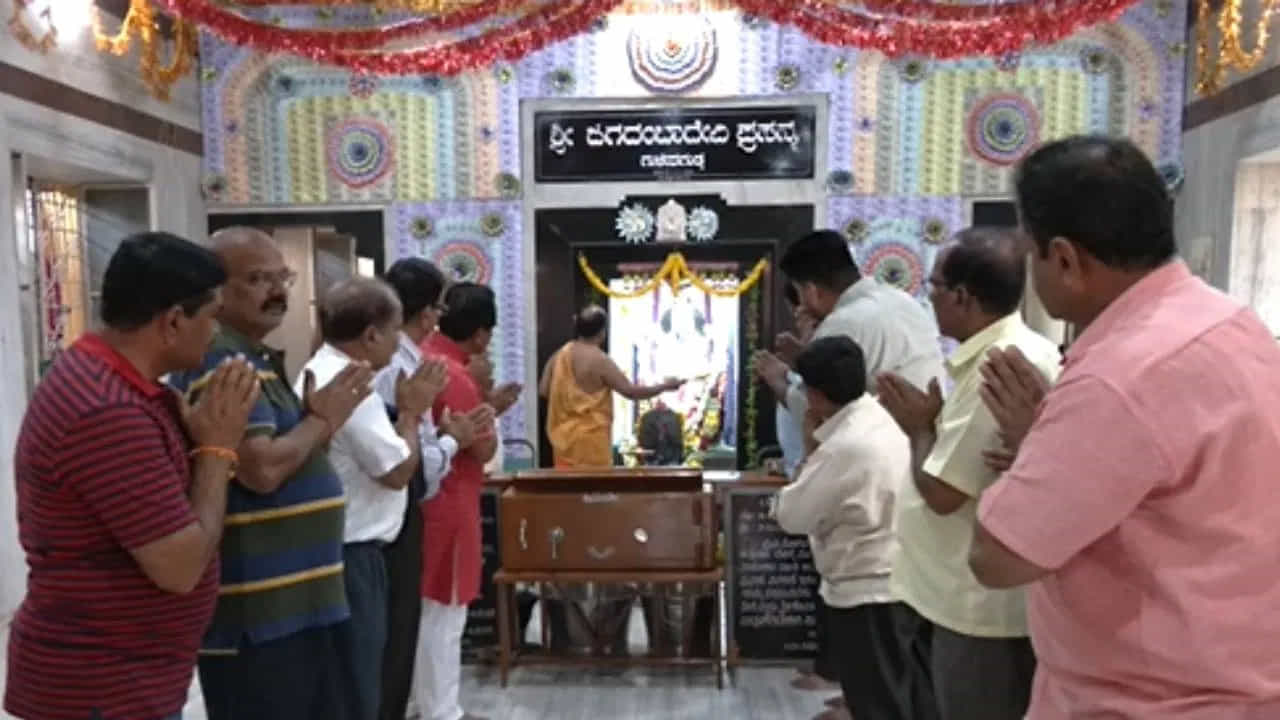పట్టణంలోని జగదాంబ దేవి ఆలయంలో నవరాత్రుల సందర్భంగా జగదాంబ దేవి గర్భాలయాన్ని నోట్లతో అలంకరించారు. ఈ అలంకారం కోసం వివిధ రంగుల నోట్లను వినియోగించారు. 20,50,100,200,500 నోట్లను అలంకరణకు ఉపయోగించి ఆ నోట్లతోనే పువ్వులను రెడీ చేశారు. వికసించినట్లు కనిపిస్తున్న ఈ పువ్వుల చిత్రాలు, దండలు భక్తులను ఆకట్టుకుంటున్నాయి. 