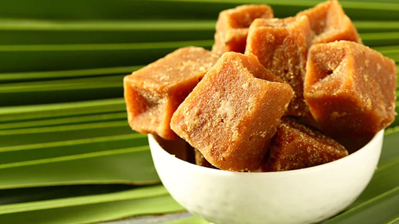 శీతాకాలంలో బెల్లంతో తయారు చేసిన ఆహారాలు తింటే అనేక వ్యాధుల నుంచి రక్షణ పొందవచ్చు. బెల్లం చలికాలంలో రోగనిరోధక శక్తిని పెంచడంలో సహాయపడుతుంది. అలాగే జీర్ణక్రియ ఆరోగ్యాన్ని మెరుగుపరుస్తుంది. ఊపిరితిత్తులను కాలుష్యం నుంచి రక్షిస్తుంది. బెల్లంలో ఐరన్ ఉంటుంది. ఇది రక్తాన్ని శుద్ధి చేస్తుంది.