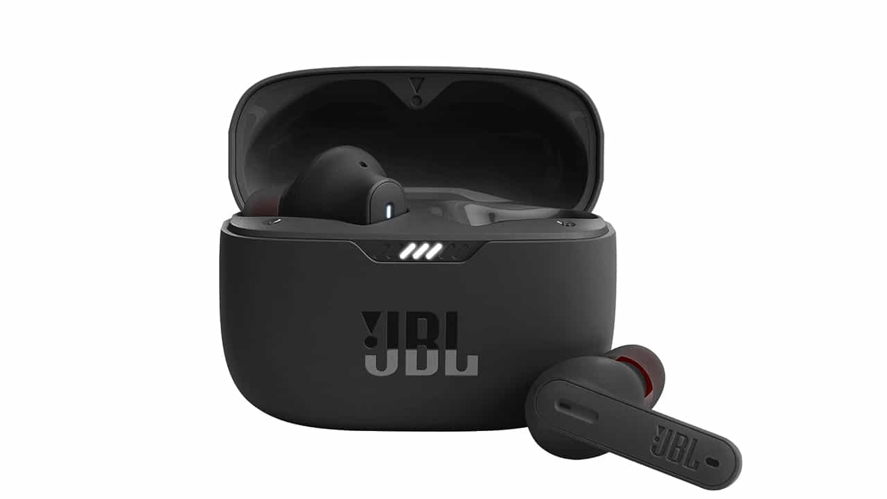 JBL Tune 230NC TWS: ఇక మ్యూజిక్ గ్యాడ్జెట్స్కు పెట్టింది పేరైన జేబీఎల్ కంపెనీకి చెందిన ఈ ఇయర్ బడ్స్ 40 గంటల ప్లే మ్యూజిక్కి సపోర్ట్ చేస్తుంది. మంచి నాణ్యతో కూడిన కాల్స్ మాట్లాడుకోవడానికి 4 మైక్స్ అందించారు. బ్లూటూత్ 5.2 టెక్నాలజీతో పనిచేసే ఈ ఇయర్ బడ్స్ సులభంగా కనెక్ట్ అవుతాయి. యాక్టివ్ నాయిస్ క్యాన్సలైషన్ ఫీచర్ను అందించారు. ఈ ఇయర్ బడ్స్ అసలు ధర రూ. 7,999కాగా 50 శాతం డిస్కౌంట్లో రూ. 3,998కే సొంతం చేసుకోవచ్చు.