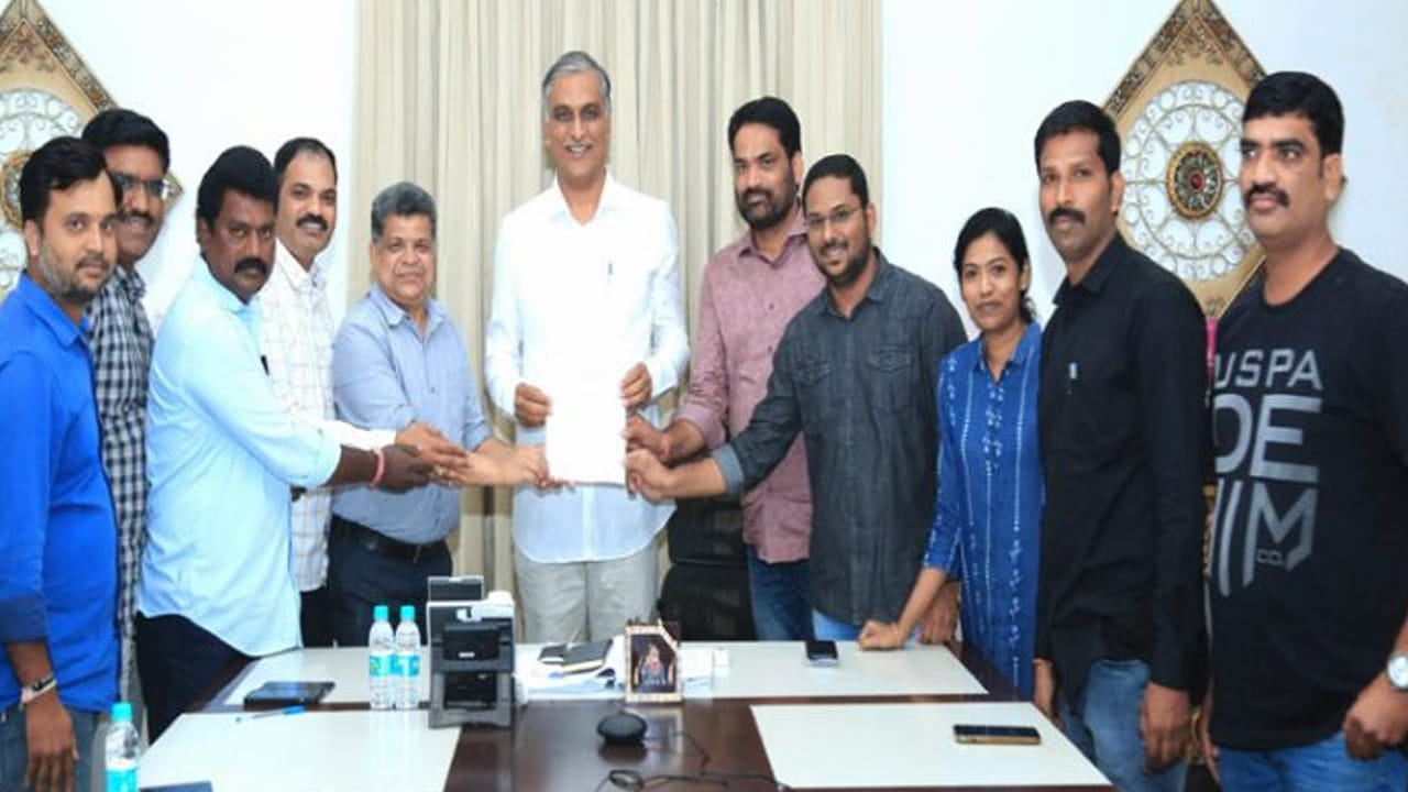 Hyderabad: 'జర్నలిస్టుల సంక్షేమంపై ప్రత్యేక శ్రద్ధ పెడతాం'-- బీఆర్ఎస్, కాంగ్రెస్ హామి
