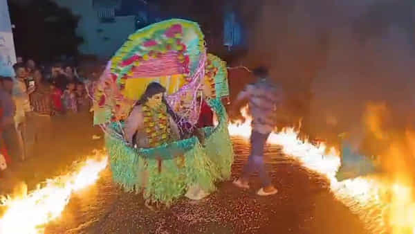 Andhra Pradesh: గణేష్ ఊరేగింపులో అపశృతి.. కాంతారా పాటకు డ్యాన్స్ చేస్తుండగా మంటలు అంటుకుని..