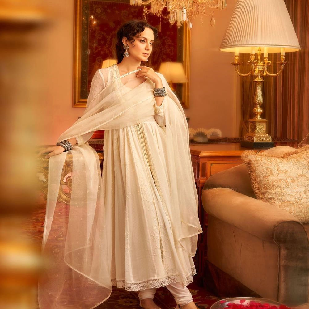 ఈ సినిమా ఆశించిన స్థాయిలో ప్రేక్షకులను ఆకట్టుకోలేకపోయింది. ఈ సినిమాలో చంద్రముఖిగా కంగనా నటించి మెప్పించింది. చంద్రముఖి గా అందంగా కనిపించింది కంగనా. 