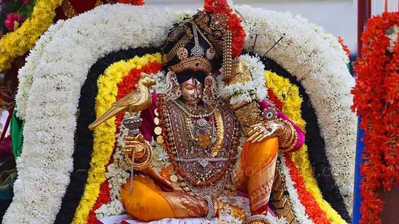 నవంబర్ 14న అమ్మవారు ప్రీతిపాత్రమైన గజవాహనంపై భక్తులకు దర్శనం ఇవ్వనుంది. బ్రహ్మోత్సవాల్లో కీలక ఘట్టం పంచమి తీర్థం 18 న ఉంటుందని టీటీడీ చైర్మన్ భూమన కరుణాకర్ రెడ్డి తెలిపారు.