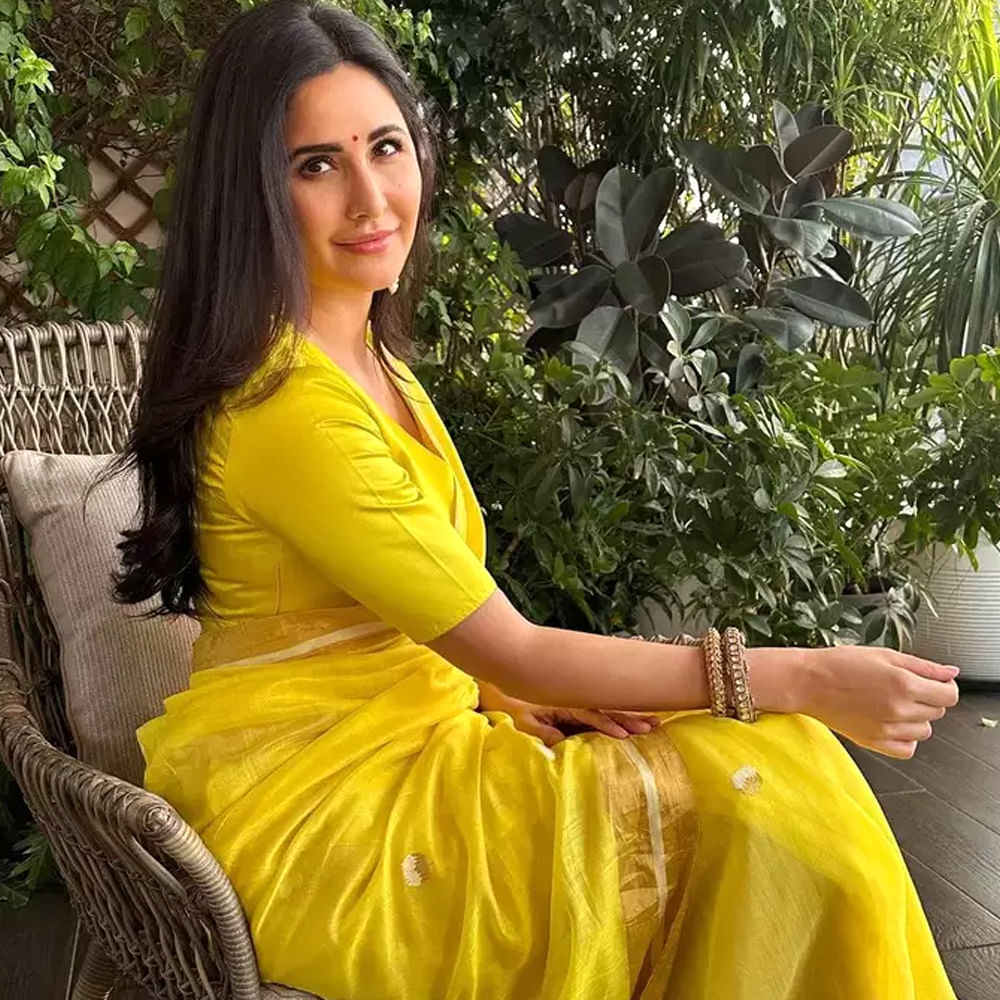 బాలీవుడ్ బ్యూటీ కత్రినా కైఫ్ పెళ్లి తర్వాత సినిమాలు తగ్గించింది. ప్రస్తుతం సల్మాన్ ఖాన్ తో కలిసి టైగర్ 3 సినిమాలో నటిస్తుంది ఈ చిన్నది. తాజాగా కత్రినా షేర్ చేసిన పిక్స్ ఆకట్టుకుంటున్నాయి. 