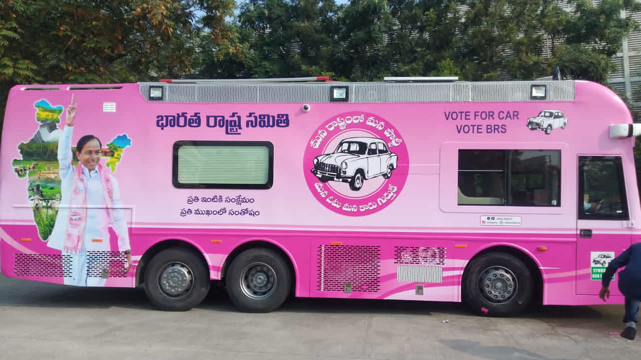 ఎన్నికల ప్రచారం నేపథ్యంలో గులాబీ దళపతి కేసీఆర్ ప్రచార రథం సిద్ధమైంది. ఈ ప్రచార రథానికి సంబంధించి ఫోటోలు ఇప్పుడు సోషల్ మీడియాలో వైరల్ అవుతున్నాయి.