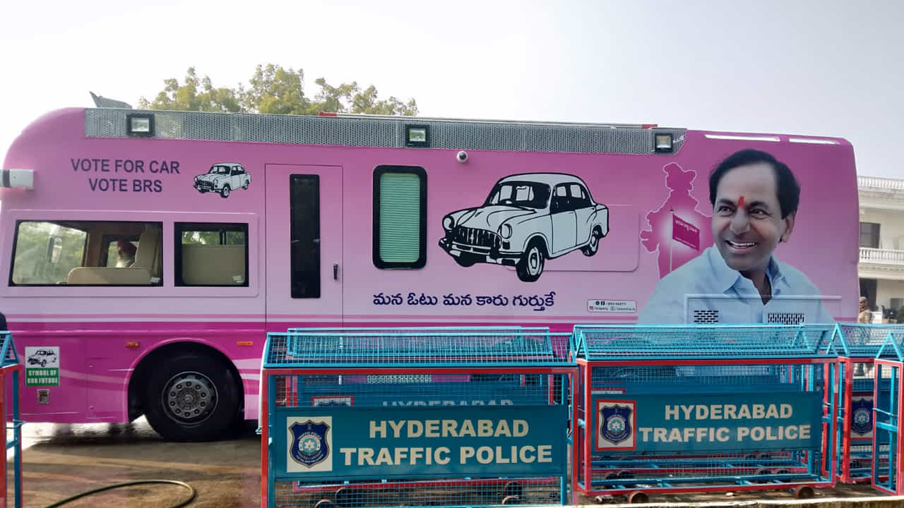 బీఆర్ఎస్ అధినేత చిత్రం, కారు గుర్తు, భారతదేశ పటం, గులాబీ రంగు గుభాళింపుతో సర్వాంగ సుందరంగా ముస్తాబైంది ఈ ప్రచార రథం.