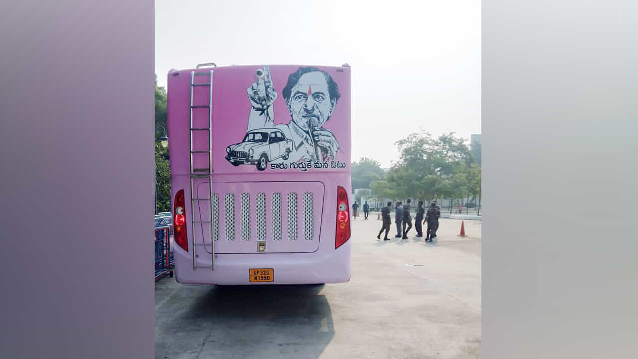 దాదాపు 3 వారాల పాటు అనారోగ్యంతో బాధపడిన సీఎం కేసీఆర్.. ఇవాళ్టి నుంచి జిల్లాల పర్యటనలు చేపడుతున్నారు. ఆదివారం నుంచి అంటే 15వ తేదీ నుంచి నవంబరు 9 వరకూ 17 రోజుల్లో 41 బహిరంగసభల్లో పాల్గొనాలని నిర్ణయించారు కేసీఆర్. నామినేషన్లు ప్రారంభమయ్యే నవంబరు 3 తేదీలోపే కేసీఆర్ 26 బహిరంగసభల్లో పాల్గొననున్నారు.