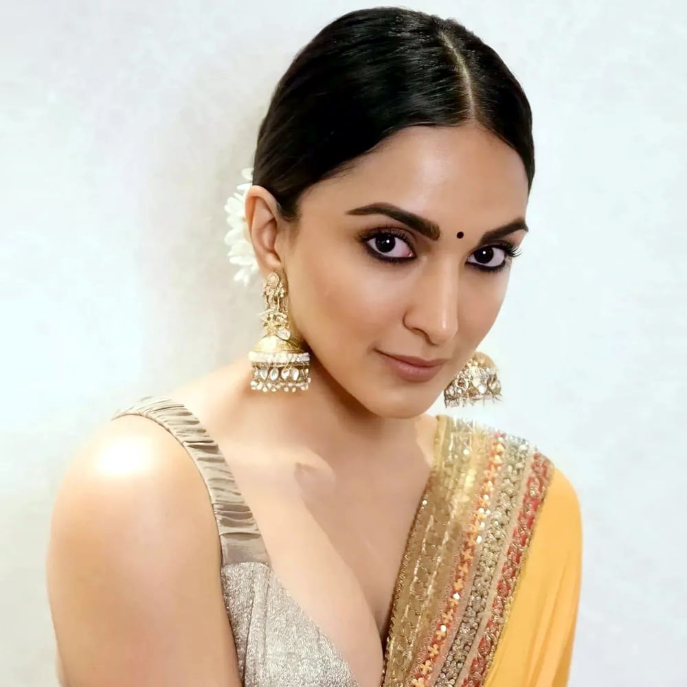 కానీ కపూర్ ఇంటికి కోడలయ్యాక కొన్ని రోజులు గ్లామర్ షోకు దూరంగా ఉన్నారు అలియా. ఓ బిడ్డకు తల్లయ్యాక పూర్తిగా మారిపోయారేమో అనిపించింది.కానీ ఉన్నట్లుండి ఈ బ్యూటీ గ్లామర్ షో షురూ చేసారు.