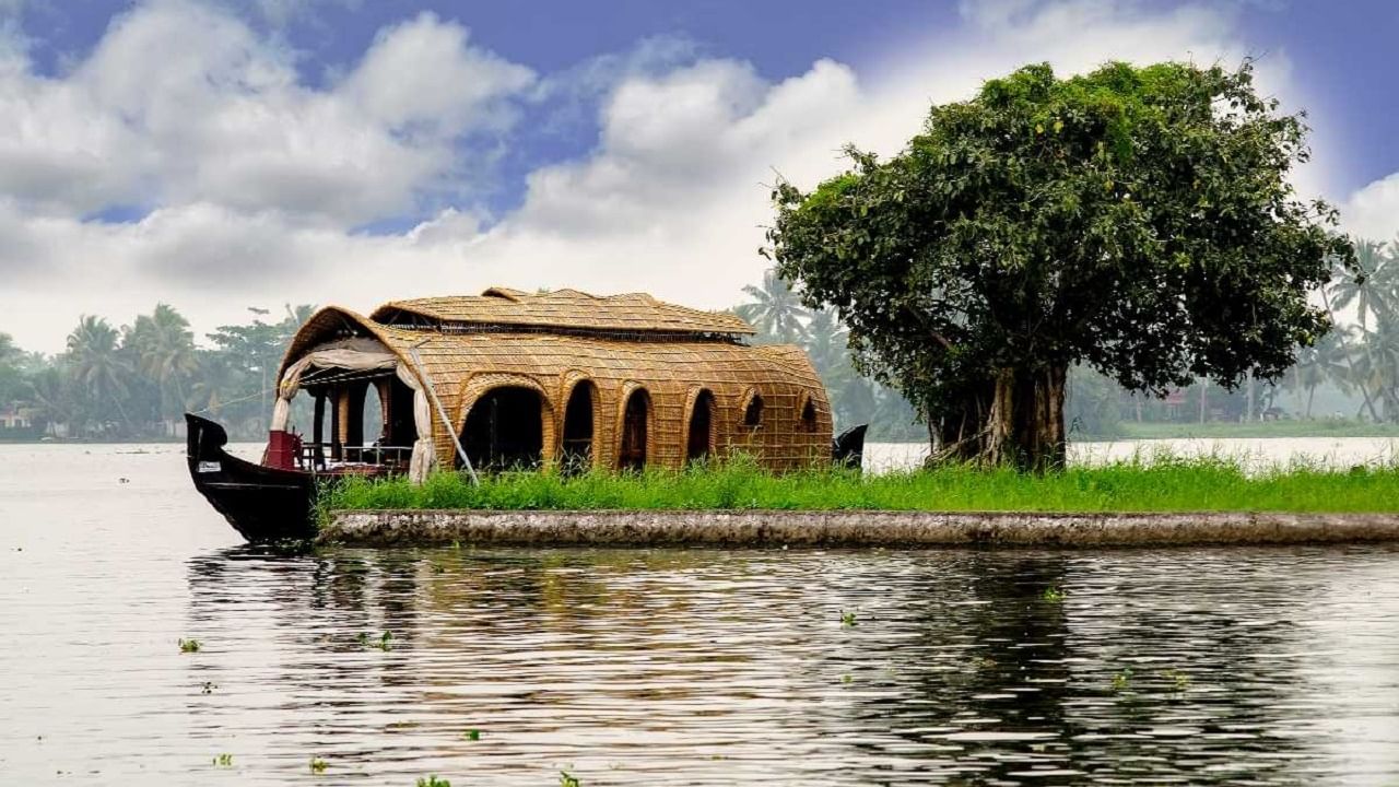 కుమరకోమ్.. ఇది కుట్టనాడ్ రీజియన్ లో ఉంటుంది. వెంబనాడ్ సరస్సు తూర్పు ఒడ్డున ఉన్నఈ ద్వీపసమూహం విస్మయపరిచే మనోహరమైన ప్రదేశం. విశిష్టమైన నెహ్రూ బోట్ రేస్‌కు ఆతిథ్యం ఇవ్వడానికి ప్రసిద్ధి చెందింది. అంతేకాక హైకింగ్ ట్రైల్స్, బీచ్‌లు, జలపాతాలు ఈ ప్రాంతం సహజ సౌందర్యాన్ని మరింత మెరుగుపరుస్తాయి.