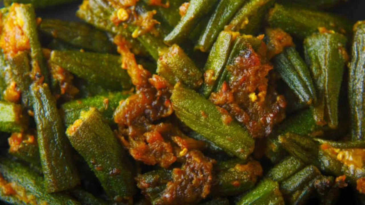 మనం రోజూ తినే కూరగాయల్లో బెండ కాయ కూడా ఒకటి. వారంలో ఒక్కసారైనా బెండకాయను తింటూ ఉంటారు. ఫ్రెష్ కూరగాయలు తినడం వల్ల ఎన్నో లాభాలు ఉన్నాయి. బెండకాయ తినడం వల్ల ఎన్నో బెనిఫిట్స్ ఉన్నాయి. బెండ కాయ తింటే మధుమేహాన్ని కంట్రోల్ చేసుకోవచ్చు. బెండకాయలో విటమిన్లు, మినరల్స్, యాంటీ ఆక్సిడెంట్లు వంటి పోషకాలు మెండుగా ఉంటాయి.