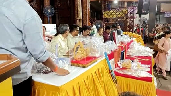 మూడు కేజీల బంగారం, 64 కేజీల వెండి, రూ.5 కోట్లకు పైగా నగదు... లాల్బాగ్చా గణేశుడికి కళ్లు చెదిరేలా కానుకలు..