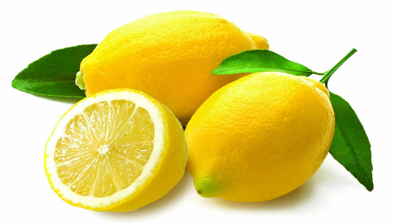 Lemon- నిమ్మ కాయ: నిమ్మకాయను తీసుకోవడం వల్ల కూడా మీ ఆరోగ్యంపై మంచి ప్రభావం ఉంటుంది. ఇది మంచి మొత్తంలో అవసరమైన పోషకాలను కలిగి ఉంటుంది. దాని సహాయంతో, నెరిసిన జుట్టు నల్లగా మారుతుంది.