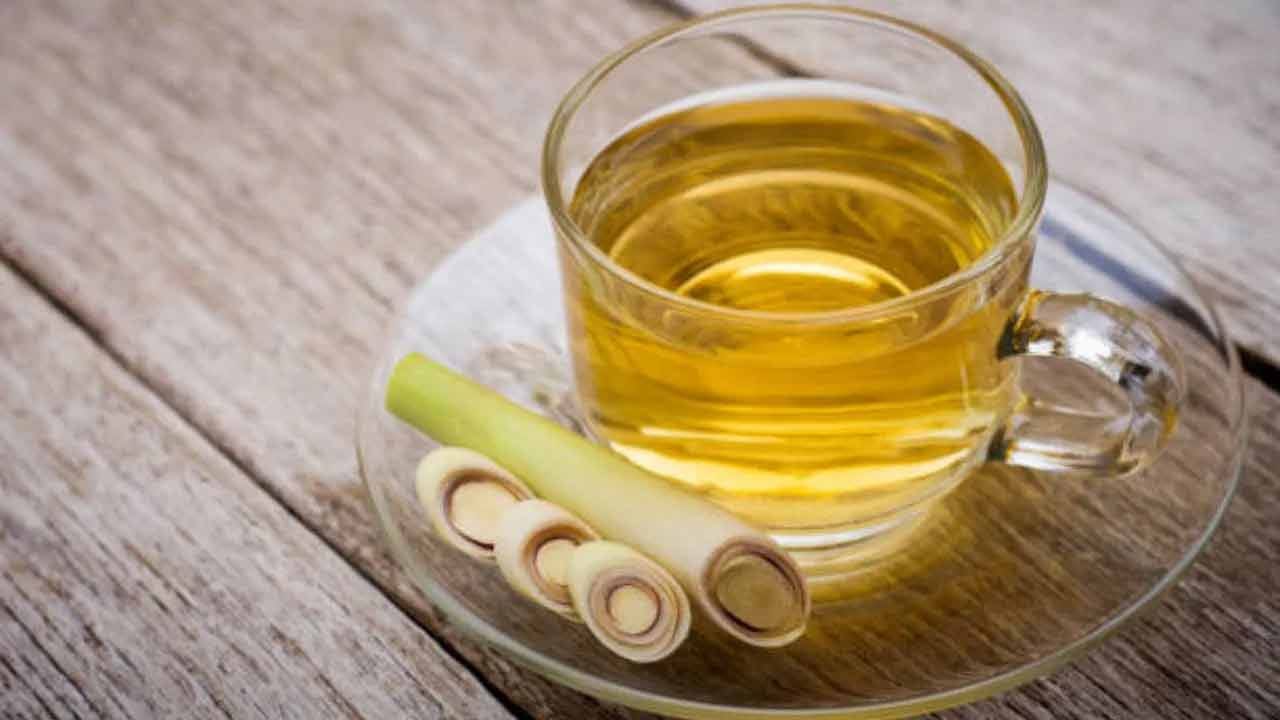 ఒక కప్పు వేడి టీ తాగితే మనసు ఎంతో హాయిగా ఉంటుంది. ఒత్తిడి, టెన్షన్‌ నుంచి ఉపశమనం పొందడానికి అనేక మంది టీ తగుతుంటారు. పాలతో తయారు చేసిన టీ కంటే లెమన్ గ్రాస్ టీ తాగితే మరిన్ని ప్రయోజనాలు పొందొచ్చు అంటున్నారు ఆరోగ్య నిపుణులు.