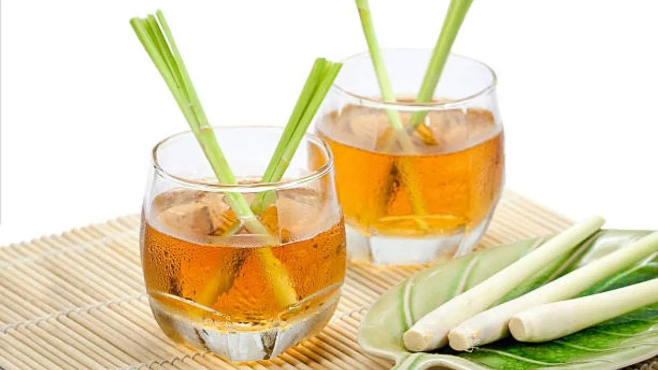 లెమన్ గ్రాస్ టీ వల్ల ఒత్తిడిని తగ్గించడమే కాకుండా శరీరంలో రోగనిరోధక శక్తిని కూడా పెంచుతుంది. నిమ్మకాయలో విటమిన్ సి ఉంటుంది. ఇది ఇన్ఫెక్షన్ ప్రమాదాన్ని తగ్గిస్తుంది. లెమన్‌గ్రాస్ టీ సహజమైన డిటాక్సిఫైయర్‌గా పనిచేస్తుంది. శరీరంలో పేరుకుపోయిన అన్ని కాలుష్య కారకాలను మూత్రం ద్వారా బయటకు పంపుతుంది. ఇది యూరినరీ ట్రాక్ట్ ఇన్ఫెక్షన్లను నివారిస్తుంది. కిడ్నీ ఆరోగ్యాన్ని మెరుగుపరుస్తుంది. 