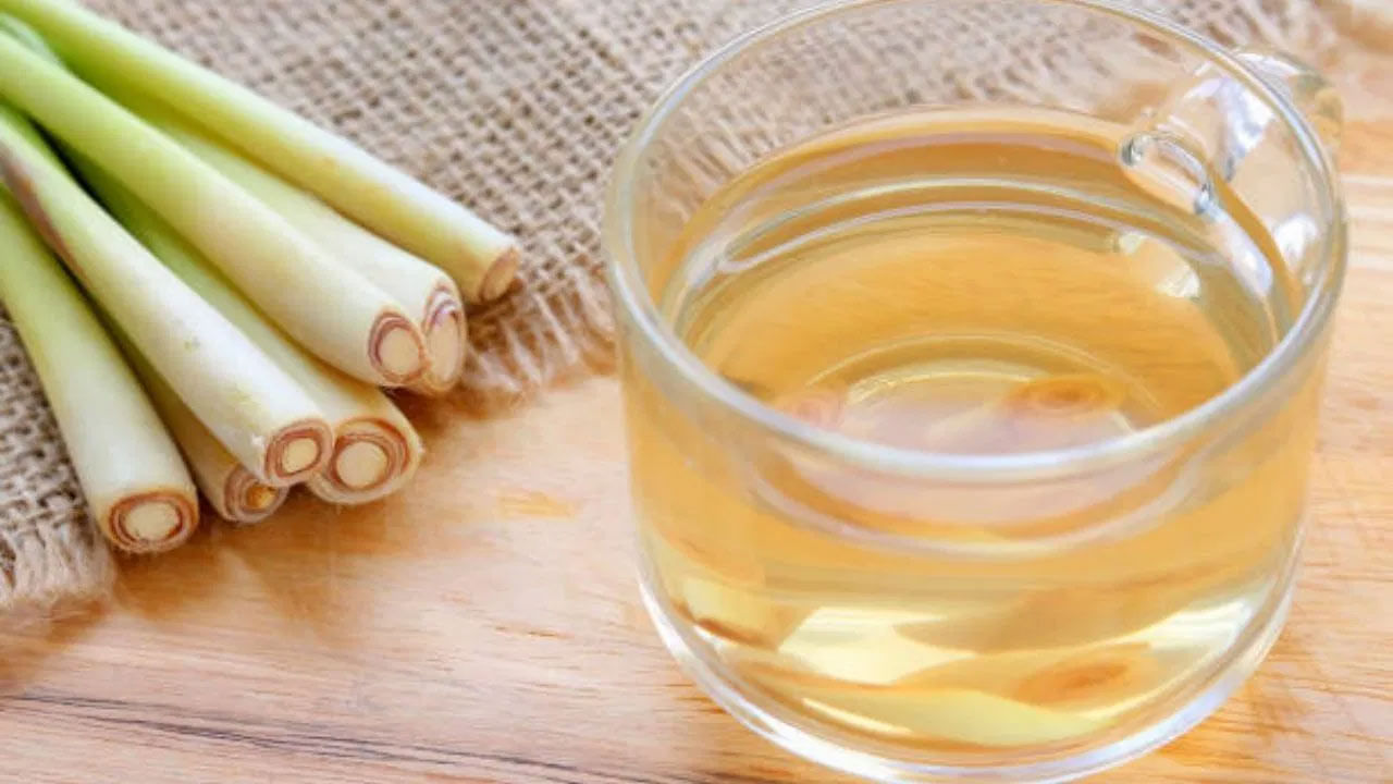 తరచుగా గ్యాస్-గుండె మంట సమస్యలతో బాధపడేవారు లెమన్‌గ్రాస్ టీ తాగవచ్చు. ఇది పొట్ట సంబంధిత సమస్యలను కూడా తగ్గిస్తుంది. అజీర్ణం, కడుపు ఉబ్బరం, కడుపునొప్పి, గుండెల్లో మంట, మలబద్ధకం వంటి గ్యాస్ట్రిక్ సమస్యల నుంచి ఉపశమనం పొందడానికి లెమన్‌గ్రాస్ టీ తాగవచ్చు. లెమన్ గ్రాస్‌లో ఫ్లేవనాయిడ్స్, ఫినోలిక్స్ అనే యాంటీ ఆక్సిడెంట్లు ఉంటాయి. ఇవి శరీరంలో ఆక్సీకరణ ఒత్తిడిని తగ్గిస్తాయి. ఫ్రీ రాడికల్స్ నుంచి చర్మ కణాలను రక్షిస్తాయి. ఇది దీర్ఘకాలిక వ్యాధులు, వృద్ధాప్య ప్రమాదాన్ని దరిచేరకుండా నివారిస్తుంది.