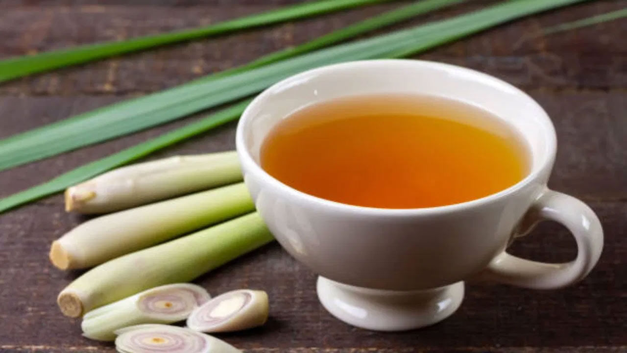 లెమన్ గ్రాస్‌లో యాంటీ ఇన్‌ఫ్లమేటరీ గుణాలు ఉంటాయి. ఇది వివిధ రకాల క్యాన్సర్లు, ఆర్థరైటిస్, గుండె జబ్బుల ప్రమాదాన్ని తగ్గిస్తుంది. ఇది చెడు కొలెస్ట్రాల్ స్థాయిలను అదుపులో ఉంచుతుంది. లెమన్‌గ్రాస్ టీ తాగడం వల్ల రక్తపోటు కూడా అదుపులో ఉంచుతుంది. ఇది గుండె జబ్బుల ప్రమాదాన్ని తగ్గిస్తుంది. 