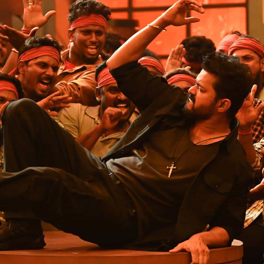 రీసెంట్ ఇంటర్వ్యూ లో లియో గురించి ఇంట్రస్టింగ్ విషయాలు రివీల్ చేశారు లోకేష్ కనగరాజ్. ఎల్సీయూ లో భాగంగా ఇప్పటికే చాలా కథలను రెడీ చేసి పెట్టుకున్న లోకేష్, మార్కెట్ కు తగ్గట్టుగా ఆ కథ స్కేల్ ను పెంచుకుంటూ పోతున్నారు.మా నగరం సినిమాను మినిమమ్ బడ్జెట్ లోనే పూర్తి చేసిన ఈ యంగ్ డైరెక్టర్, ఆ తరువాత ఖైదీ సినిమాను కూడా అతి తక్కువ బడ్జెట్ లోనే పూర్తి చేశారు.