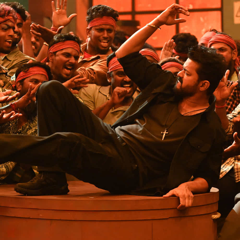 మరోవైపు లియో సినిమా కూడా దాదాపు రెండు గంటల 49 నిమిషాల నిడివితో వస్తుంది. లోకేష్ కనకరాజ్ తెరకెక్కించిన ఈ సినిమాలో విజయ్ హీరోగా నటించాడు. తెలుగులో కూడా దీనికి అద్భుతమైన ఓపెనింగ్స్ వచ్చేలా కనిపిస్తున్నాయి. అడ్వాన్స్ బుకింగ్ రూపంలోనే హైదరాబాదులో 2 కోట్లు దాటిపోయింది లియో. దీన్ని బట్టి సినిమాపై అంచనాలు ఎలా ఉన్నాయో అర్థమవుతుంది.