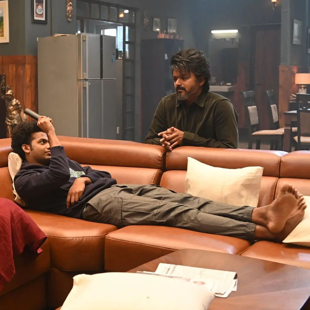 టికెట్లు ఎక్కువ రేట్లకు అమ్మకూడదని.. అలా చేస్తే వెంటనే చెప్పాలని ఉత్తర్వులు జారీ చేసింది స్టాలిన్ సర్కార్. జైలర్‌కు లేని రూల్స్ లియోకు ఎందుకంటున్నారు విజయ్ ఫ్యాన్స్. ఇవన్నీ ఉదయనిధికి రైట్స్ ఇవ్వకపోవడంతోనే వస్తున్నాయంటున్నారు వాళ్లు.