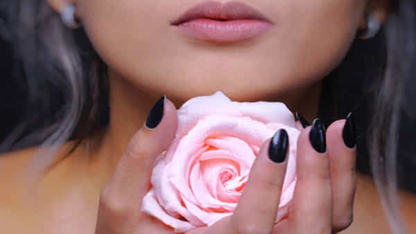 Beauty Tips: లిప్స్టిక్ లేకుండా అందమైన గులాబీ పెదవుల కోసం ఈ టిప్స్ ఫాలో అవ్వండి..