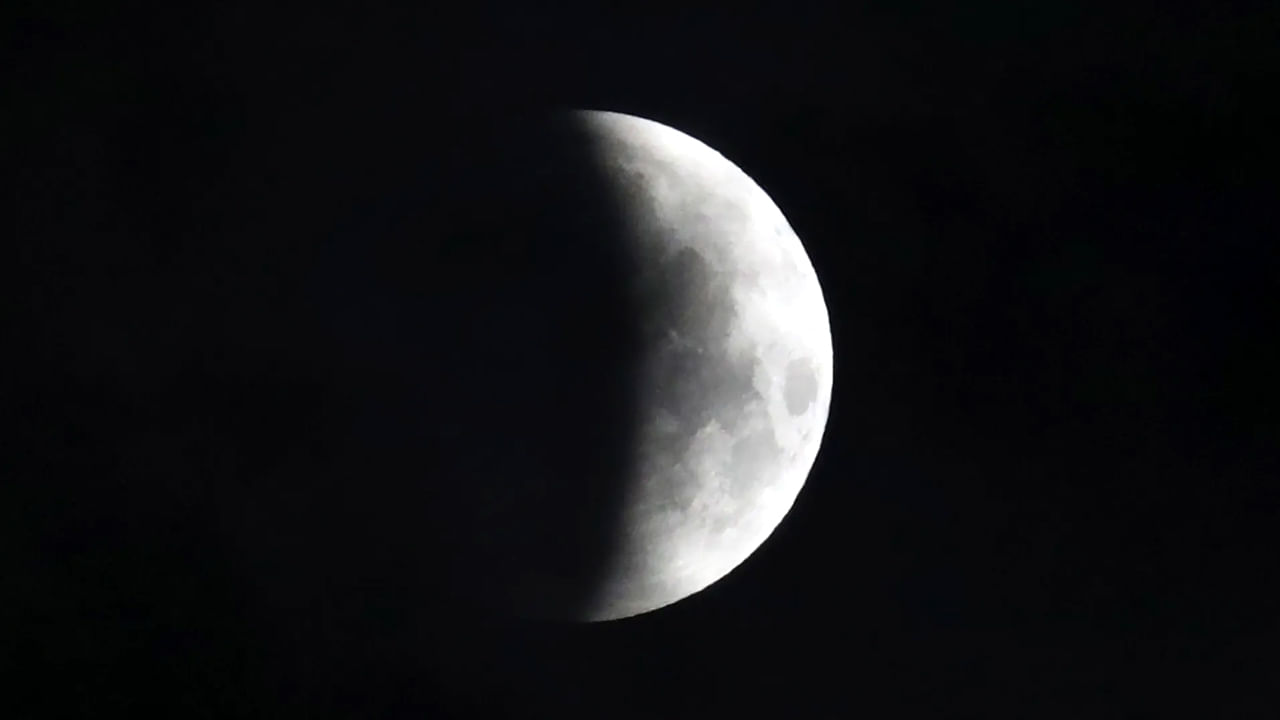 lunar eclipse: రాహుగ్రస్త చంద్రగ్రహణం.. రాజకీయ నేతలకు ఇబ్బందులు తప్పవంటున్న జ్యోతిష్కులు