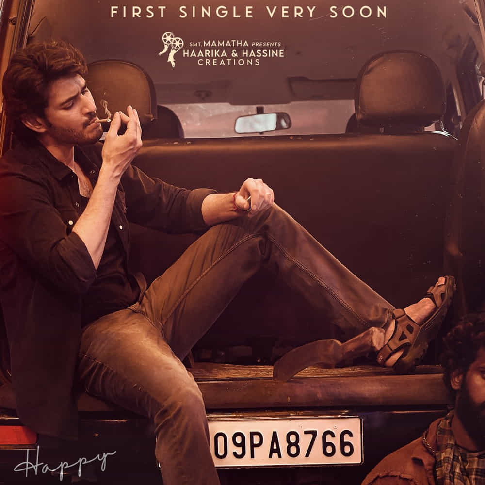 ఇదిలా ఉంటే ఇటీవలే మహేష్ బాబు న్యూ పోస్టర్ ను రిలీజ్ చేశారు. దసరా సందర్భంగా విడుదల చేసిన ఈ పోస్టర్ లో మహేష్ బాబు వేసుకున్న చెప్పుల ధర హాట్ టాపిక్ గా మారింది. ఎకో అఫ్రోడ్ అనే కంపెనీ తయారు చేసిన వీటి ధర రూ.7,999 ఉంది.