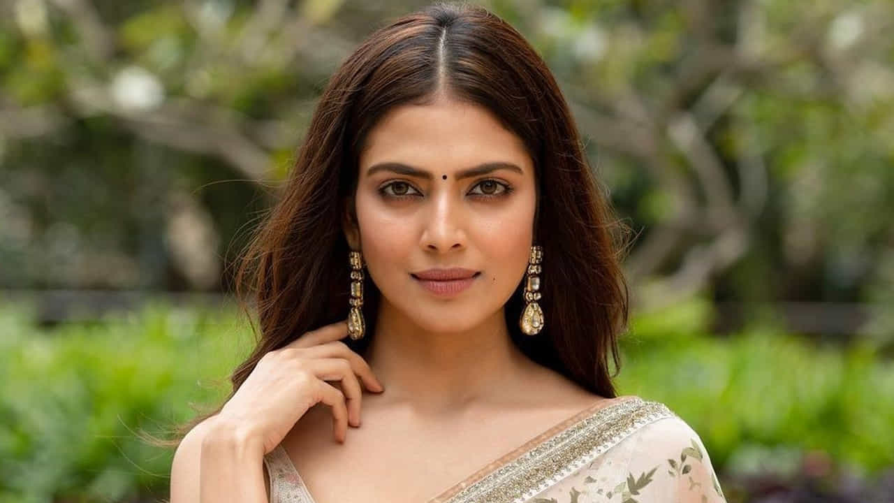 అటు మాళవిక మోహనన్ కూడా ఈ ఏడాది తెలుగులో ఎంట్రీ ఇస్తున్నారు. ప్రభాస్ సరసన నటించడానికి డాటెడ్ లైన్స్ తో సైన్ చేశారు ఈ బ్యూటీ. ఆల్రెడీ మాస్టర్లాంటి సూపర్డూపర్ సక్సెస్తో జనాల మనసు దోచుకున్నారు మాళవిక.