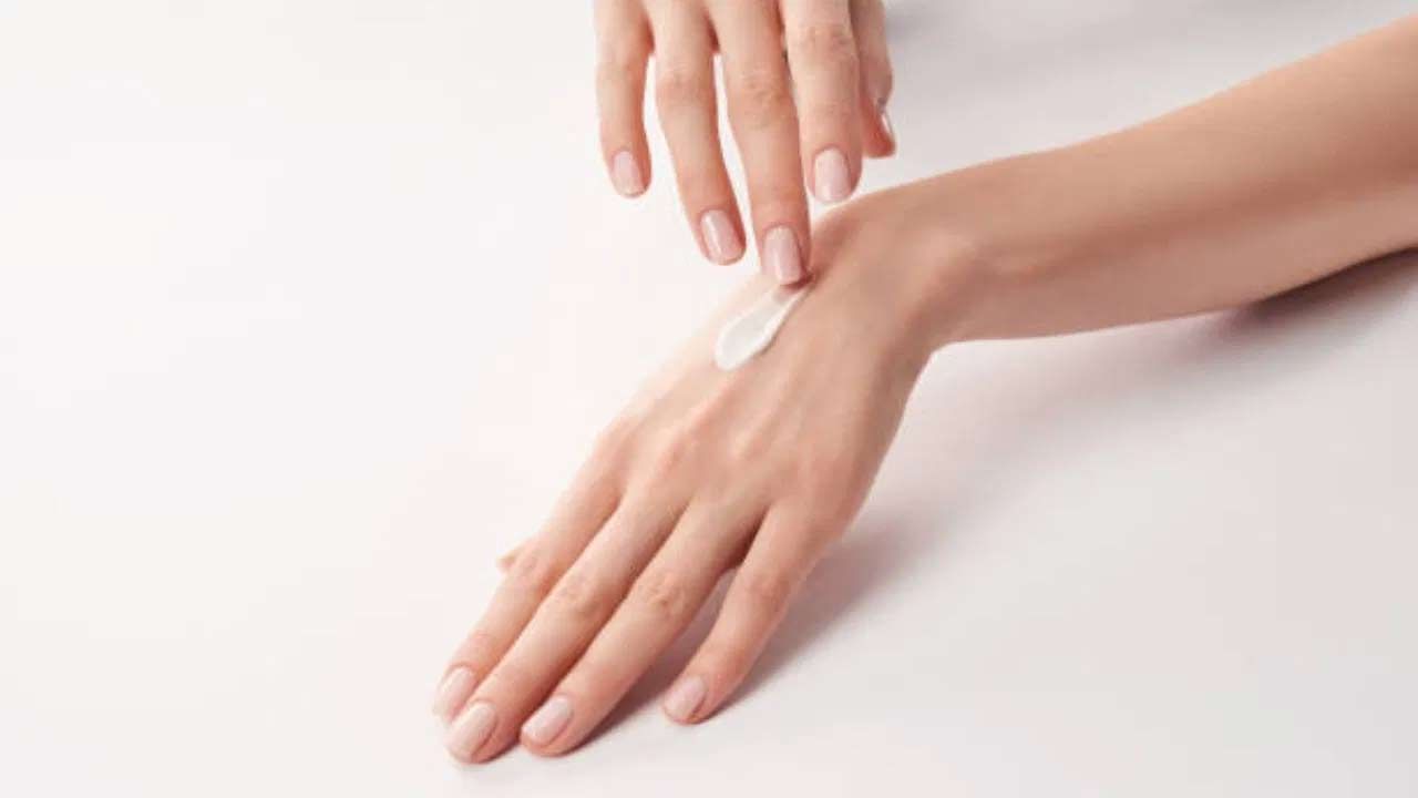 గోళ్లకు క్యూటికల్ క్రీమ్ రాసుకోవాలి. ఇలా చేయడం వల్ల గోళ్ల మూలలో పేరుకుపోయిన మురికి శుభ్రం అవుతుంది. తర్వాత కాటన్ క్లాత్ లేదా టిష్యూతో గోళ్లను తుడుచుకోవాలి.