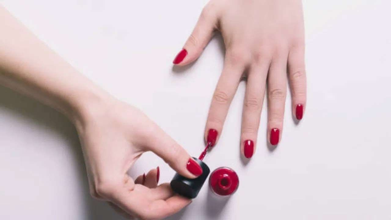 రెండు చేతులకు హ్యాండ్ క్రీమ్ లేదా మాయిశ్చరైజర్ రాసుకోవాలి. అయితే గోళ్లపై మాయిశ్చరైజర్ రాసుకోకూడదు. మాయిశ్చరైజర్ అంటుకుంటే నెయిల్‌ పాలిష్‌ గోళ్లకు అంటుకోదు. ముందుగా గోళ్లపై ట్రాన్పరెంట్‌ నెయిల్ పాలిష్ వేసుకోవాలి. జెల్ ఆధారిత నెయిల్ పాలిష్‌ కూడా ఉపయోగించవచ్చు. తర్వాత గోళ్లపై మీకు నచ్చిన నెయిల్ పాలిష్‌ను కలర్‌ అప్లై చేసుకుంటే సరి. 