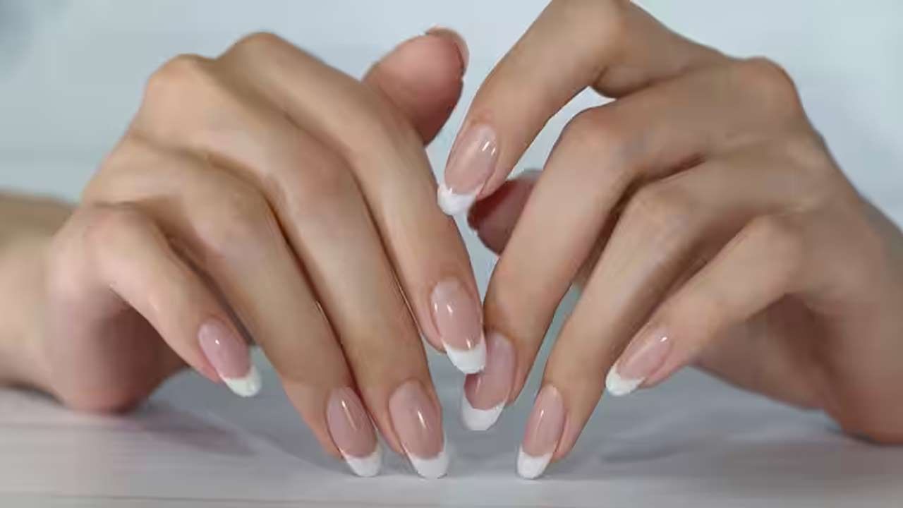 చర్మం, జుట్టు సంరక్షణలో చాలా మంది అధిక శ్రద్ధ కనబరుస్తుంటారు. ఇక గోర్ల సంరక్షణకు బ్యూటీ పార్లర్‌ చుట్టూ తిరుగుతూ ఉంటారు. స్టైలిష్‌ లుక్‌ కోసం గోళ్లపై నెయిల్ ఆర్ట్ చేస్తుంటారు. అందుక గోర్లు పొడవుగా పెంచుకుంటారు. కానీ సరైన కేర్ తీసుకోకపోవడం వల్ల అవి మధ్యలోనే విరిగిపోతుంటాయి.