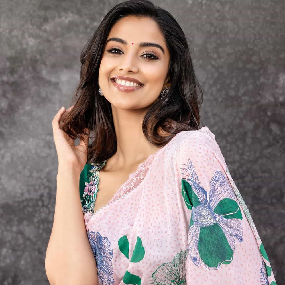 ప్రస్తుతం సౌత్ ఇండస్ట్రీలో ఎక్కువగా వినిపిస్తోన్న పేరు మీనాక్షి చౌదరీ. ఇచ్చట వాహనములు నిలుపరాదు సినిమాతో తెరంగేట్రం చేసిన మీనాక్షి.. ఇటీవల హిట్ 2 సినిమాతో విజయం అందుకుంది.