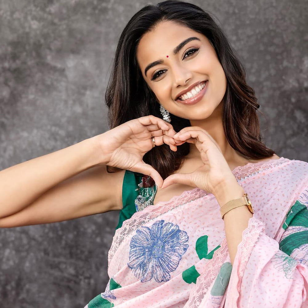 ఇక ఈ సినిమా తర్వాత ఏకంగా సూపర్ స్టార్ మహేష్ సినిమాలో ఛాన్స్ కొట్టేసింది. త్రివిక్రమ్, మహేష్ కాంబోలో తెరకెక్కుతున్న గుంటూరు కారం చిత్రంలో అనుహ్యంగా పూజా హెగ్డే తప్పుకోవడంతో ఆ ఛాన్స్ మీనాక్షిని వరించింది. 