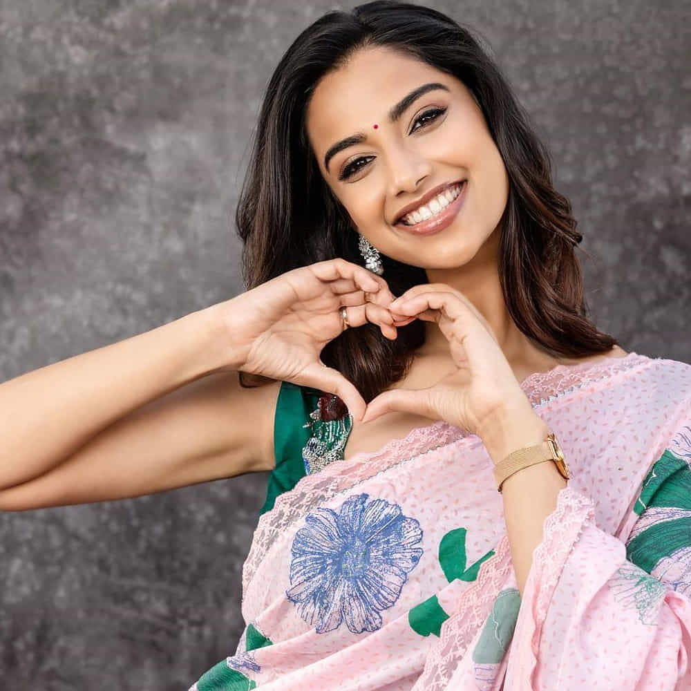 ఇక ఈ సినిమా తర్వాత ఏకంగా సూపర్ స్టార్ మహేష్ సినిమాలో ఛాన్స్ కొట్టేసింది. త్రివిక్రమ్, మహేష్ కాంబోలో తెరకెక్కుతున్న గుంటూరు కారం చిత్రంలో అనుహ్యంగా పూజా హెగ్డే తప్పుకోవడంతో ఆ ఛాన్స్ మీనాక్షిని వరించింది.