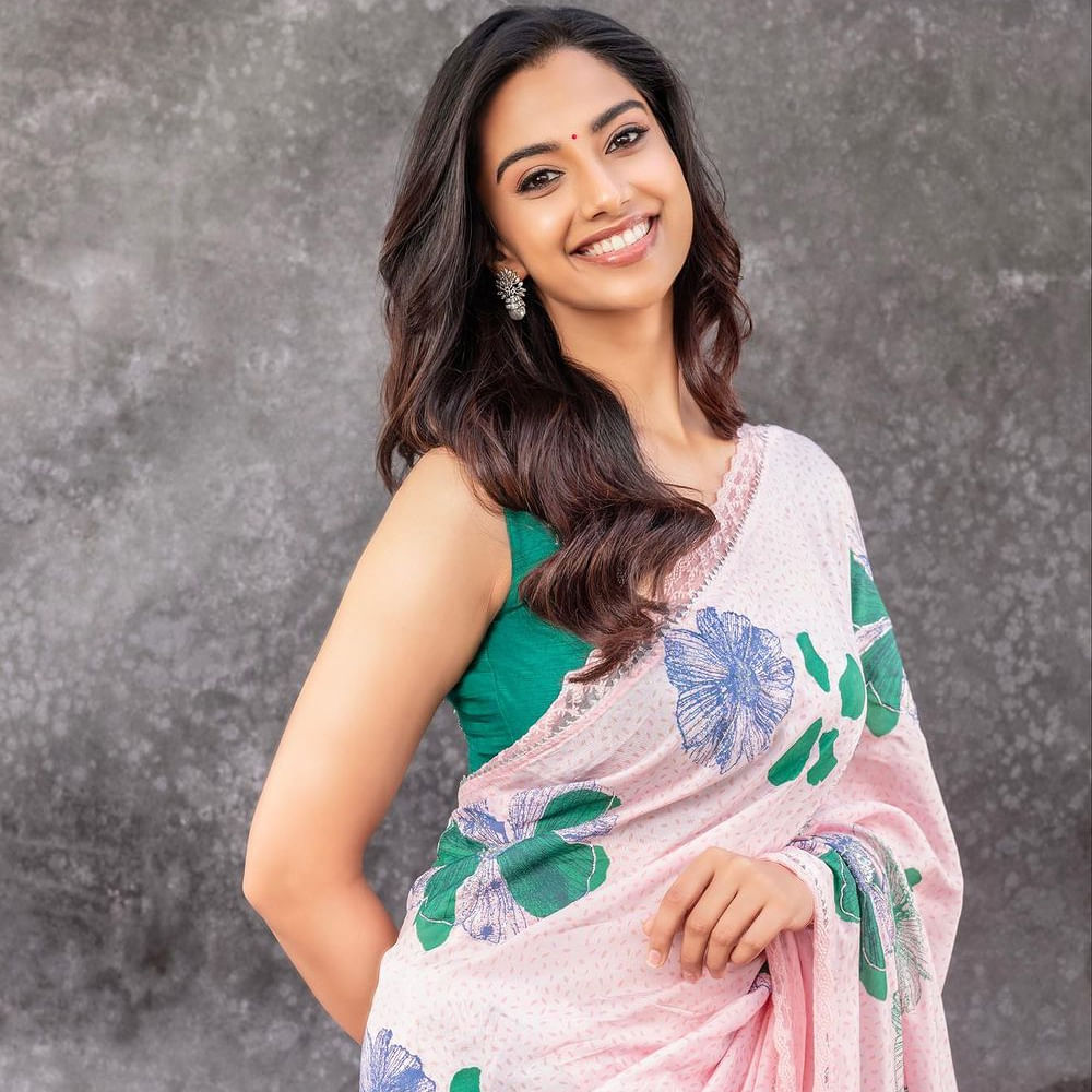 దీంతో ఈ బ్యూటీ పేరు ఇండస్ట్రీలో మారుమోగుతోంది. అంతేకాకుండా గుంటూరు కారం విడుదలకు ముందే మీనాక్షి ఆఫర్స్ క్యూ కడుతున్నాయి. ఇప్పటికే తెలుగు, తమిళంలో అనేక సినిమాలకు ఓకే చెప్పినట్లుగా తెలుస్తోంది. 