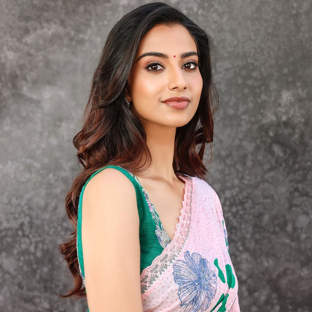  ఏజీఎస్ ఎంటర్టైన్మెంట్స్ నిర్మిస్తోన్న ఈ సినిమా దసరా సందర్భంగా పూజా కార్యక్రమాలతో ప్రారంభమయ్యింది. ఇందులో మీనాక్షి హీరోయిన్ గా నటిస్తుందని అధికారికంగా ప్రకటించారు మేకర్స్. 