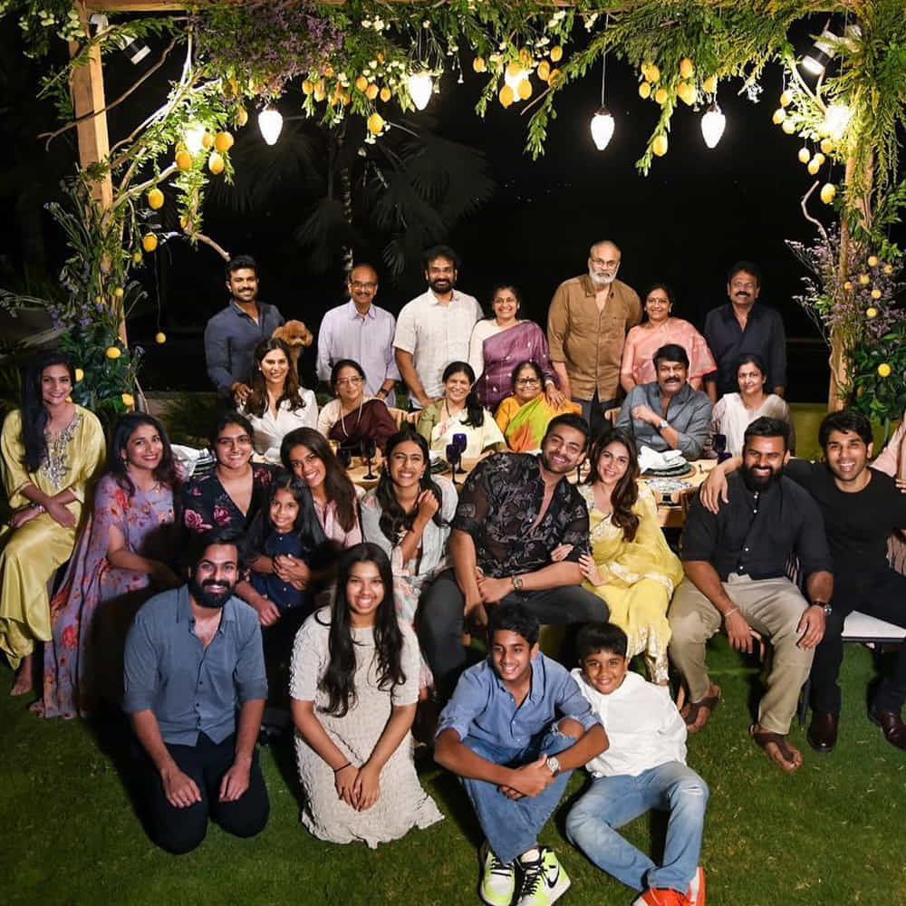 మెగా హీరోలంతా ఈ వారం బ్రేక్ తీసుకోబోతున్నారు.. వరుణ్ తేజ్ పెళ్లి కారణంగా అంతా ఇటలీ వెళ్తున్నారు. పవన్ కళ్యాణ్ ప్లానింగ్ మాత్రం ఇప్పటికీ కన్ఫ్యూజన్లోనే ఉంది. మరోవైపు బాలయ్య, రవితేజ ప్రమోషన్స్తో బిజీగా ఉన్నారు. గేమ్ ఛేంజర్ షెడ్యూల్స్ ఏం లేకపోవడంతో కుటుంబంతో పాటు ఇటలీ వెళ్లారు చరణ్. వీళ్లు మినహా హీరోలందరూ లొకేషన్లోనే ఉన్నారు. మరి ఆ డీటైల్స్ చూద్దామా..?