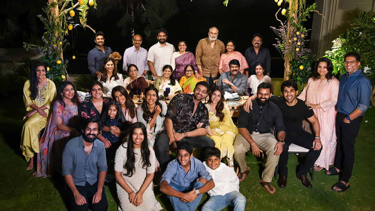 మెగా ప్రీ వెడ్డింగ్ సెలబ్రేషన్స్ గ్రాండ్గా జరుగుతున్నాయి. నవంబర్లో పెళ్లి చేసుకోబోతున్న వరుణ్ తేజ్, లావణ్య త్రిపాఠి జంటకు కుటుంబ సభ్యులు వరుసగా పార్టీలు ఇస్తున్నారు. గతంలో మెగాస్టార్ చిరంజీవి ఇంట్లో పార్టీ జరగింది. ఈ సారి అల్లు ఫ్యామిలీ ప్రీ వెడ్డింగ్ సెలబ్రేషన్స్కు ఏర్పాట్లు చేసింది. ఈ పార్టీలో చిరంజీవి, అల్లు అరవింద్తో పాటు మెగా , అల్లు కుటుంబ సభ్యులు పాల్గొన్నారు. మరో ఇంట్రస్టింగ్ సినిమాకు గ్రీన్ సిగ్నల్ ఇచ్చారు మక్కల్ సెల్వన్ విజయ్ సేతుపతి.