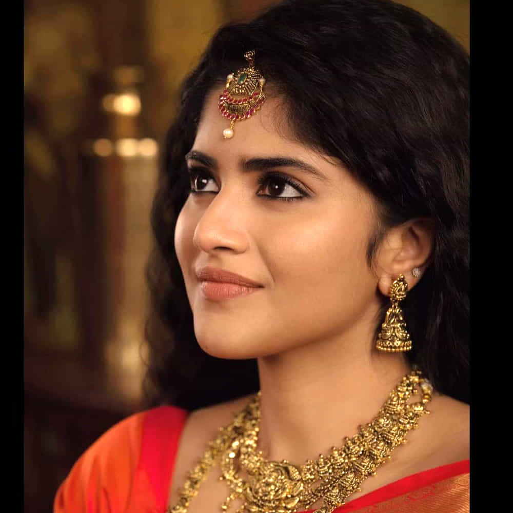 టాలీవుడ్ లో తక్కువ సినిమాలతో ఎక్కువ క్రేజ్ తెచ్చుకున్న బ్యూటీస్ లో మేఘా ఆకాష్ ఒకరు. ఈ చిన్నది యంగ్ హీరో నితిన్ కు జోడీగా లై అనే సినిమాలో చేసింది.