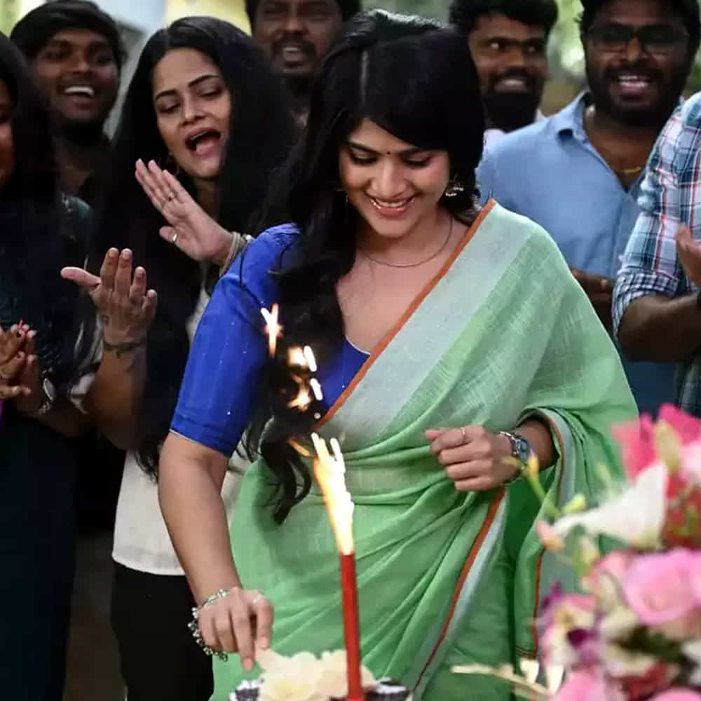 తాజాగా మేఘా ఆకాష్ బర్త్ డే సెలబ్రేషన్స్ మూవీ సెట్ లో జరిగాయి. ఈ మూవీ సెట్స్ లో ఆమె పుట్టిన రోజు వేడుకలు ఘనంగా జరిగాయి. ఈ ఫోటోలు నెట్టింట చక్కర్లు కొడుతున్నాయి.