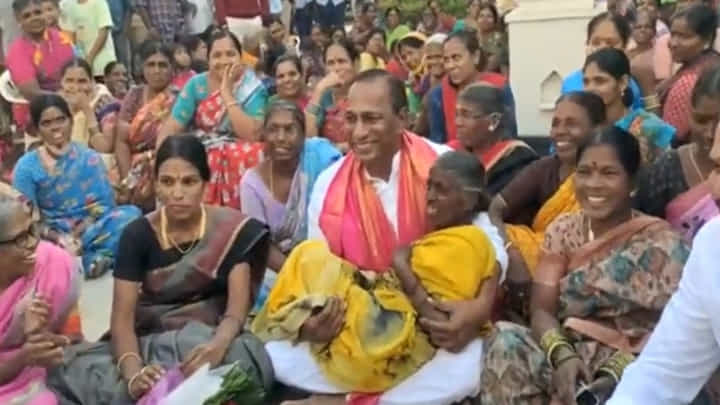 Viral Video: మంత్రి మల్లారెడ్డి సార్ విన్యాసాలు మరో లెవల్కు Viral Video: మంత్రి మల్లారెడ్డి సార్ విన్యాసాలు మరో లెవల్కు