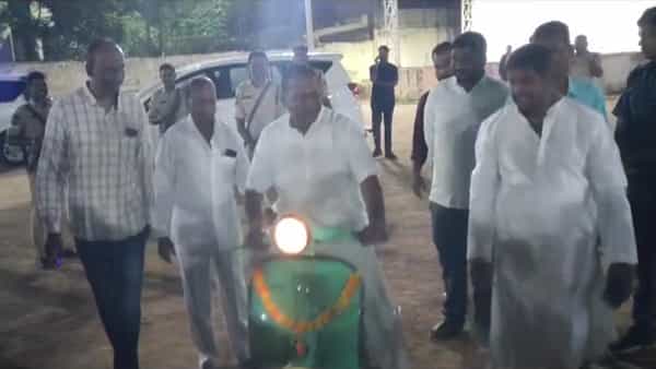 Malla Reddy: కష్టపడ్డ.. పూలమ్మిన .. పాలమ్మిన మంత్రి.. 30 ఏళ్ల నాటి వ్యక్తిగా మారిపోయారు..!