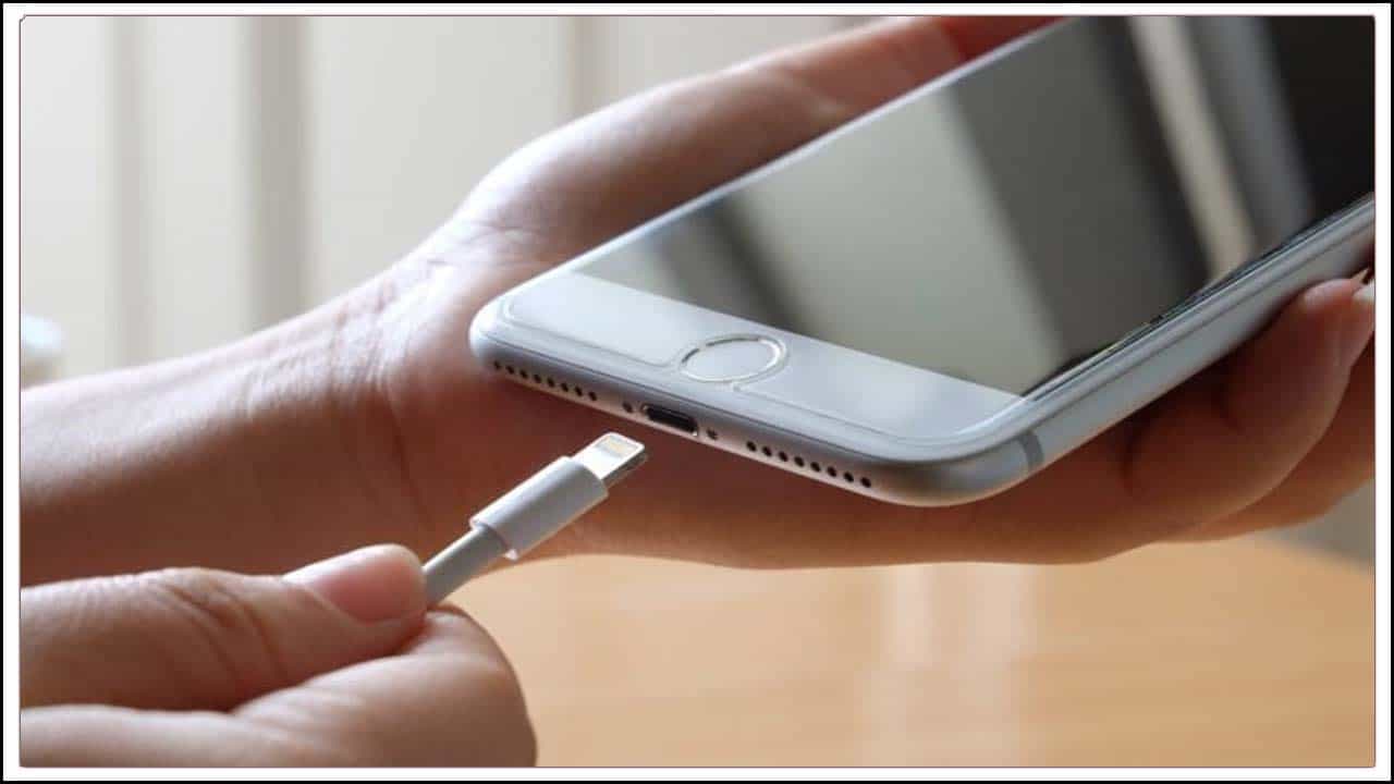 ప్రస్తుతం 5000mAh నుండి 7000mAh వరకు బ్యాటరీలు కలిగిన స్మార్ట్ఫోన్లు మార్కెట్లో అందుబాటులో ఉన్నాయి. ఇవి ఎక్కువ ఛార్జ్తో వస్తాయి. అయితే ఈ బ్యాటరీని సరిగా మెయింటెయిన్ చేయకుంటే కొన్ని నెలల్లోనే పాడయ్యే అవకాశం ఉంది. ఇప్పుడు విడుదలైన చాలా స్మార్ట్ఫోన్లు ఫాస్ట్ ఛార్జర్ టెక్నాలజీని కలిగి ఉన్నాయి. మరి కొన్ని నిమిషాల్లో బ్యాటరీ ఫుల్ అయిపోతుందన్నది నిజం. అయితే, బ్యాటరీ బాగోగులు చూడకుంటే వేగంగా చెడిపోతుంది. అయితే స్మార్ట్ ఫోన్ బ్యాటరీ ఎక్కువ సేపు ఉండాలంటే ఏం చేయాలి?.