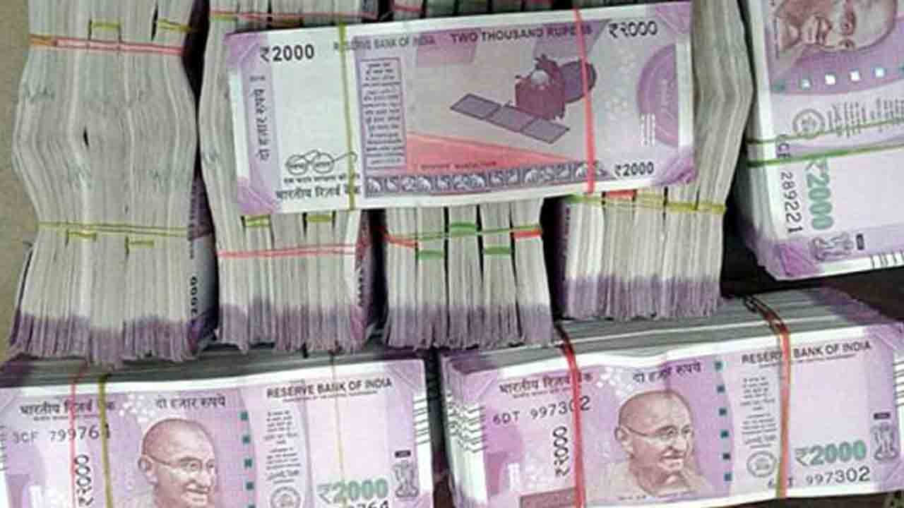 అక్టోబర్ 11 వ తారీఖు ఒక్కరోజే ఆరు కోట్ల 20 ఏడు లక్షల రూపాయలను ఎన్నికల సంఘం రాష్ట్రవ్యాప్తంగా సీజ్ చేసింది. అయితే ఎన్నికల కోడ్ అమలవుతున్న అక్టోబర్ 9 నుండి అక్టోబర్ 12 ఉదయం వరకు దాదాపు 20 కోట్ల 43 లక్షల రూపాయలను సీజ్ చేశారు. అన్ని చెక్‌పోస్టుల దగ్గర అధికారులు వాహనాలను క్షుణ్ణంగా తనిఖీలు నిర్వహించి.. సరైన దృవీకరణ పత్రాలు లేని నగదును స్వాధీనం చేస్తున్నట్లు అధికారులు తెలిపారు.