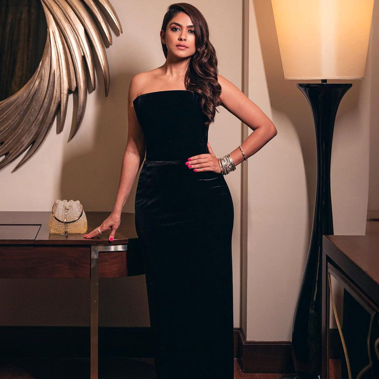 సీతారామం సినిమాతో ఒక్కసారిగా టాలీవుడ్ లో పాపులర్ అయ్యింది మృణాల్ ఠాకూర్. బాలీవుడ్ లో హీరోయిన్ గా సినిమాలు చేస్తున్న ఈ చిన్నది. హనురాఘవాపుడి దర్శకత్వంలో వచ్చిన సీతారామం సినిమాతో తెలుగు ప్రేక్షకులను పలకరించింది మృణాల్.