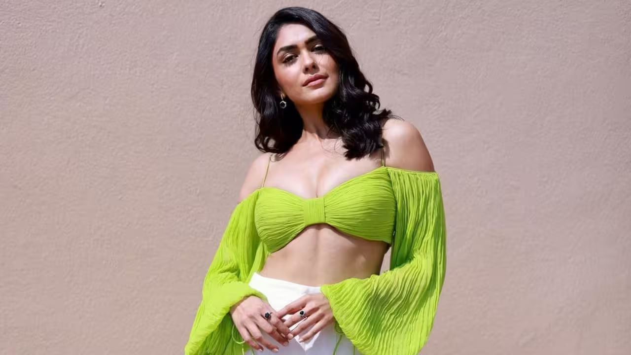 ఇదిలా ఉంటే సినిమాలతో పాటు అప్పుడప్పుడూ లవ్‌, రిలేషన్‌షిప్‌ విషయాలతోనూ వార్తల్లో నిలుస్తోంది మృణాళ్‌. ఈ క్రమంలో ప్రేమ గురించి సీతారామం బ్యూటీ చేసిన కొన్ని వ్యాఖ్యలు వైరలవుతున్నాయి.