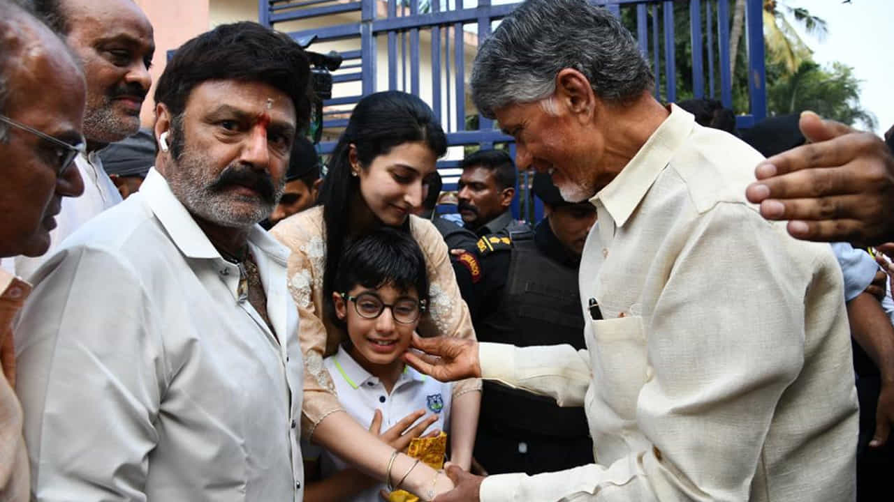 చంద్రబాబు ఆరోగ్య పరిస్థితి, జైల్లో చేసిన ఆరోగ్య పరీక్షలు, వైద్యుల నివేదికలు, చంద్రబాబు వ్యక్తిగత వైద్యుల లేఖలన్నింటినీ పరిగణనలోకి తీసుకొని మధ్యంతర బెయిల్ మంజూరు చేస్తున్నట్టు ఏపీ హైకోర్టు న్యాయమూర్తి జస్టిస్ తల్లాప్రగడ మల్లికార్జున రావు 15 పేజీల తీర్పులో ప్రస్తావించారు.